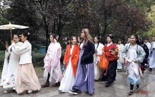 汉服律师通勤穿搭图，汉服法律